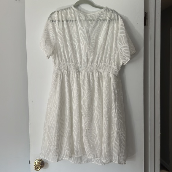 White dress with lace detail. Bridal outfit - Picture 2 of 2